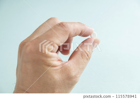 用手指捏住藥 115578941