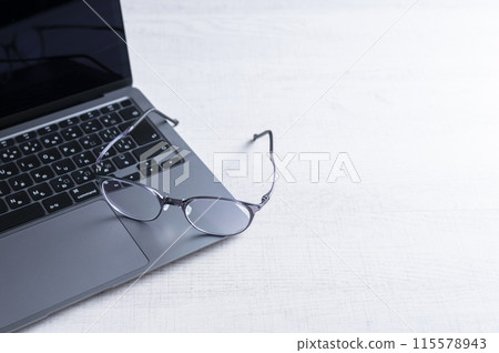  筆記本電腦和眼鏡 115578943