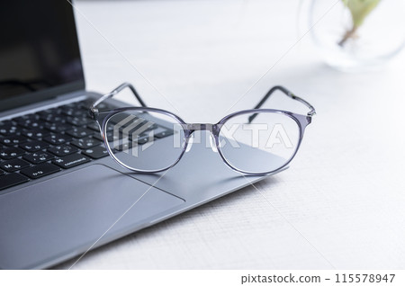  筆記本電腦和眼鏡 115578947