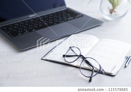 筆記型電腦、行程表和眼鏡 筆記型電腦、行程表和眼鏡 115578985