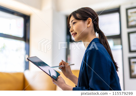 Women's portrait Women's portrait 115579299