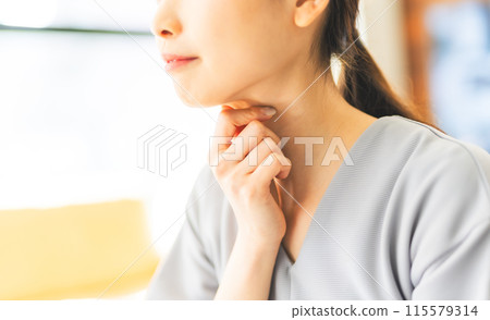 Female portrait 115579314