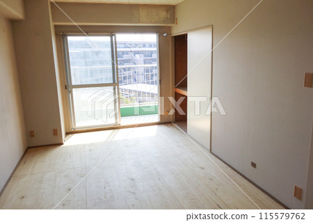 正在裝修的公寓的西式房間 115579762