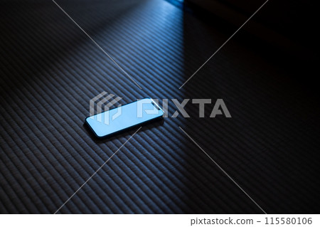 日式房間內放置的智慧型手機 115580106