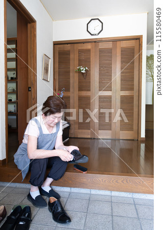 擦鞋的高級婦女 115580469