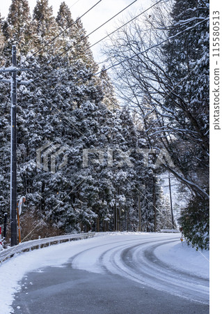 Snowy road, icy road (near Oyama Kyoganari) 115580513