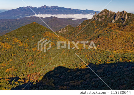 從金峰山/大日岩看到的早晨的水垣山和八嶽山 從金峰山/大日岩看到的早晨的水垣山和八嶽山 115580644