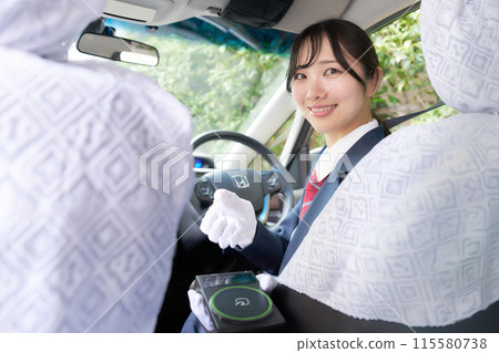 A taxi driver explaining cashless payment A taxi driver explaining cashless payment 115580738