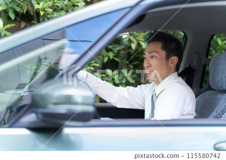 戴著白手套的男司機計程車司機的照片 115580742