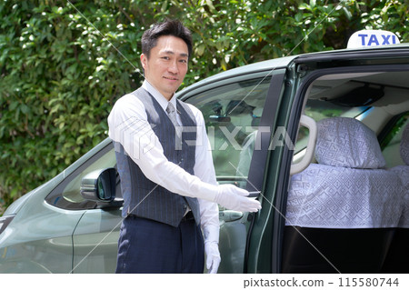 出租車司機微笑著迎接顧客 115580744