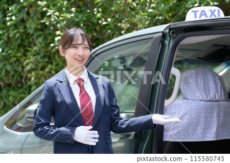 出租車女司機微笑迎接顧客 115580745