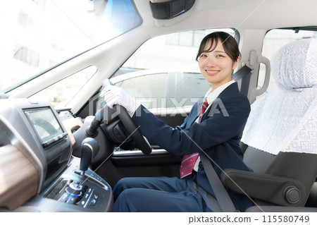 女司機和計程車服務員微笑著看著對方的照片 女司機和計程車服務員微笑著看著對方的照片 115580749