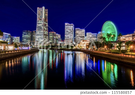 橫濱市、從萬國橋看到的港未來夜景和火車線路 115580857