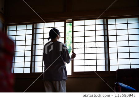 日式女性 115580945