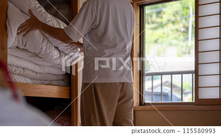 蒲團和衣櫃 115580993