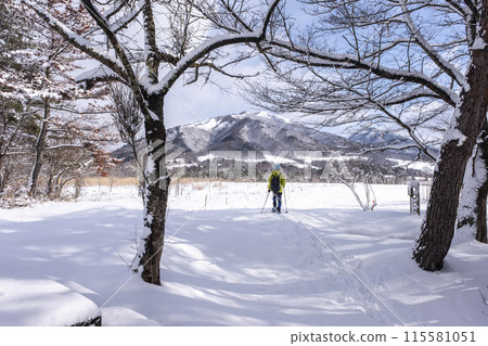 穿著雪鞋在蒜山高原的雪地裡漫步 穿著雪鞋在蒜山高原的雪地裡漫步 115581051