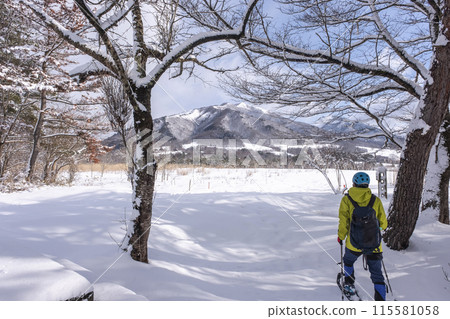 穿著雪鞋在蒜山高原的雪地裡漫步 115581058