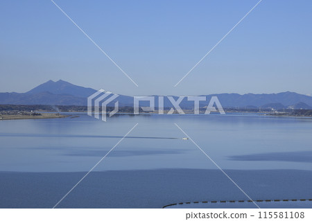 從茨城縣行方市霞浦湖畔建造的 60m 高的彩虹塔的展望台上可以看到橫跨霞浦湖的筑波山。 115581108