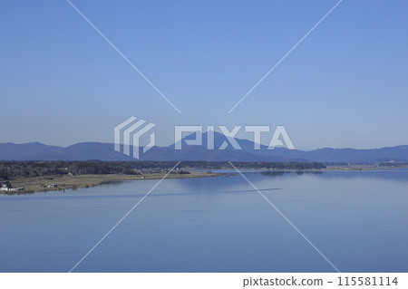 從茨城縣行方市霞浦湖畔建造的 60m 高的彩虹塔的展望台上可以看到橫跨霞浦湖的筑波山。 115581114