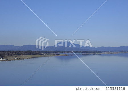 從茨城縣行方市霞浦湖畔建造的 60m 高的彩虹塔的展望台上可以看到橫跨霞浦湖的筑波山。 從茨城縣行方市霞浦湖畔建造的 60m 高的彩虹塔的展望台上可以看到橫跨霞浦湖的筑波山。 115581116