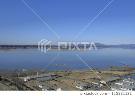 從茨城縣行方市霞浦湖畔建造的 60m 高的彩虹塔的展望台上可以看到橫跨霞浦湖的筑波山。 115581121