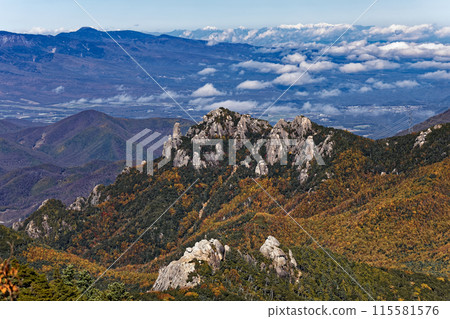 從金風山山脊看到的水垣山、大日岩和北阿爾卑斯山脈 115581576