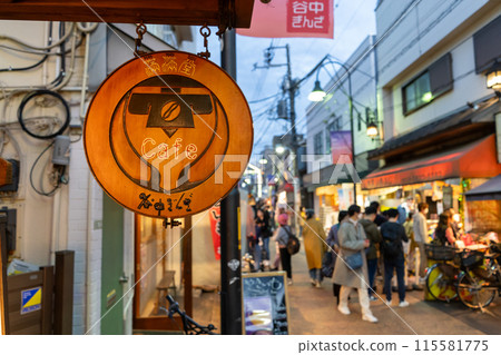 東京懷舊的谷中銀座商店街的風景 東京懷舊的谷中銀座商店街的風景 115581775