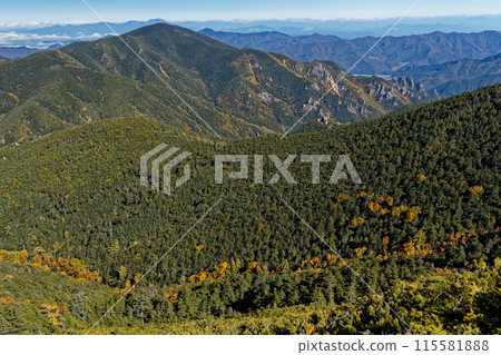 從奧道部金風山嶺看到的小川山和淺間山 115581888