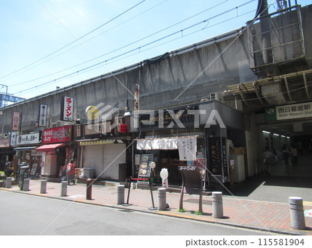 Near the underpass of Nishi-Nippori Station 115581904