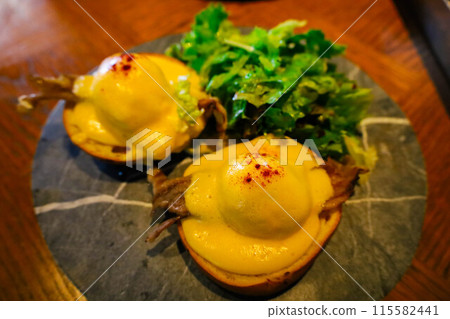 Hawaiian Eggs Benedict breakfast, lunch, brunch and light meals on the terrace of a stylish cafe restaurant (Tokyo) 115582441