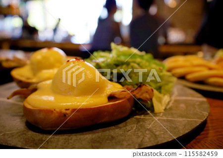 Hawaiian Eggs Benedict breakfast, lunch, brunch and light meals on the terrace of a stylish cafe restaurant (Tokyo) 115582459