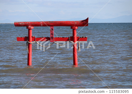 鳥居在海中 115583095