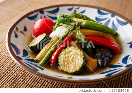 油炸的夏季蔬菜 115583438
