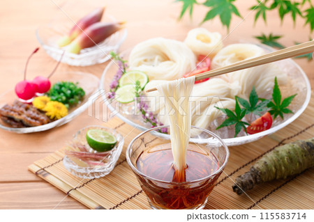 吃冷拉麵沾上醬汁 115583714