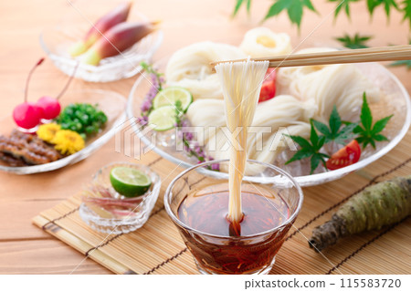 吃冷拉麵沾上醬汁 115583720