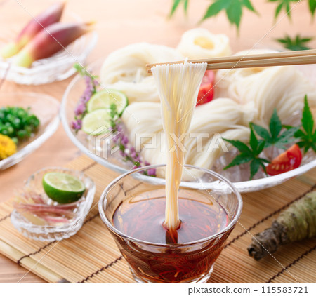 吃冷拉麵沾上醬汁 115583721