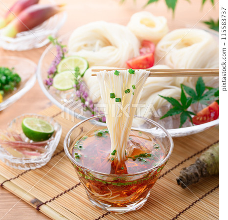 吃冷拉麵沾上醬汁 115583737