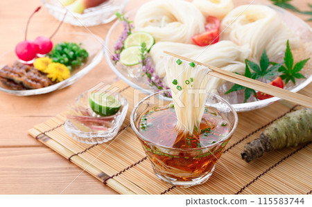 吃冷拉麵沾上醬汁 115583744