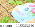 竹百葉窗上的一把扇子和秋葉 115583840