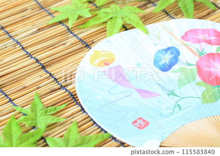 竹百葉窗上的一把扇子和秋葉 115583840