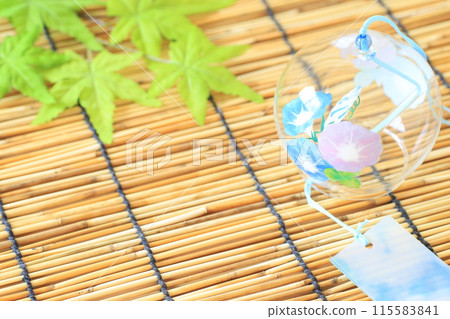 竹百葉窗上的風鈴和秋葉 115583841