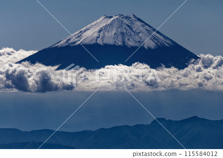 Mt. Fuji seen from the summit of Mt. Kinpu in autumn Mt. Fuji seen from the summit of Mt. Kinpu in autumn 115584012