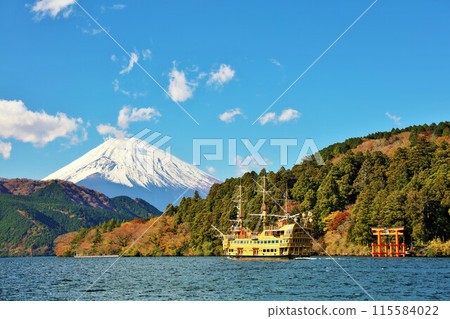 神奈川縣秋季箱根海盜船和富士山 115584022