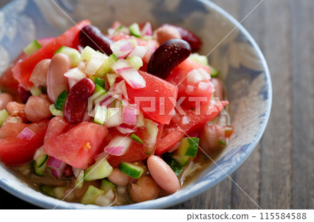 混合豆類和番茄沙拉 115584588