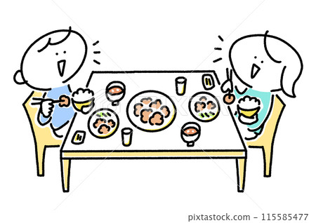 情侶微笑著吃飯 情侶餐桌午餐 情侶微笑著吃飯 情侶餐桌午餐 115585477