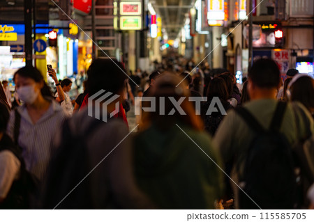 心齋橋筋商店街大阪市大阪府關西近畿地區城市摩天大樓夏季旅遊市中心浪速遊客 心齋橋筋商店街大阪市大阪府關西近畿地區城市摩天大樓夏季旅遊市中心浪速遊客 115585705