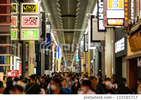 心齋橋筋商店街大阪市大阪府關西近畿地區城市摩天大樓夏季旅遊市中心浪速遊客 115585717
