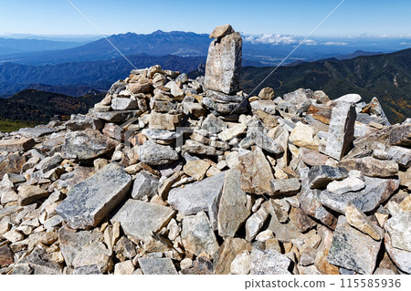 金風山、八嶽山頂東端的石堆 115585936