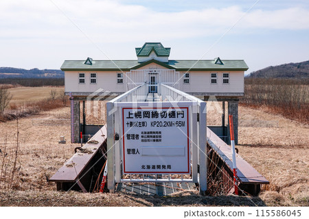 Western-style architecture stands out at the Tokachi River Kamihorooka Shikiri Gate (Toyokoro Town, Hokkaido) 115586045