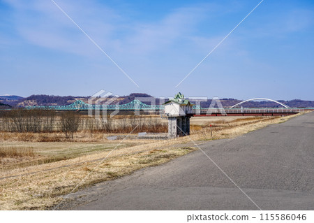 Western-style architecture stands out at the Tokachi River Kamihorooka Shikiri Gate (Toyokoro Town, Hokkaido) 115586046
